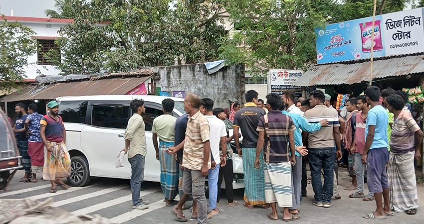 বাঘায় মাইক্রোবাসের চাপায় চতুর্থ শ্রেণির ছাত্র নিহত