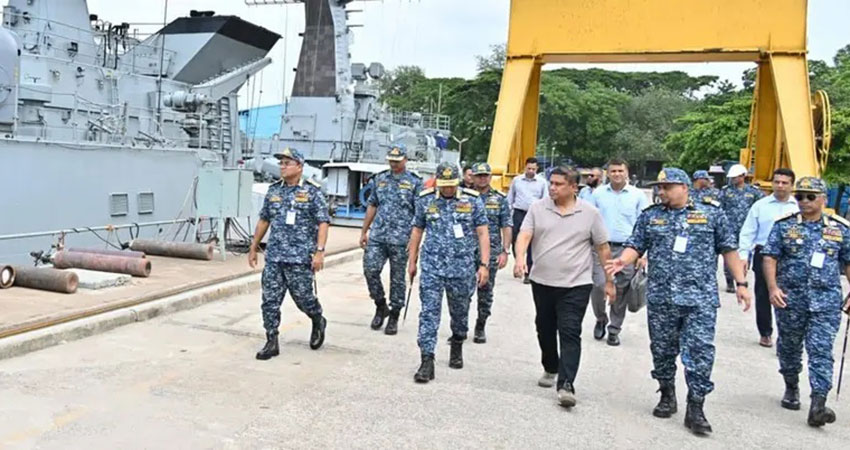 চট্টগ্রামে নৌবাহিনীর বিভিন্ন স্থাপনা পরিদর্শন করলেন প্রধানমন্ত্রীর প্রতিরক্ষা উপদেষ্টা