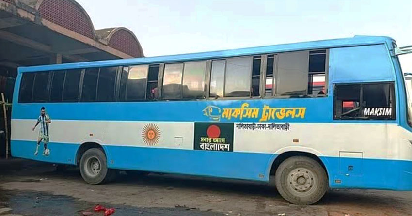 সড়কে ছুটে চলছে আর্জেন্টিনার পতাকায় সজ্জিত বাস