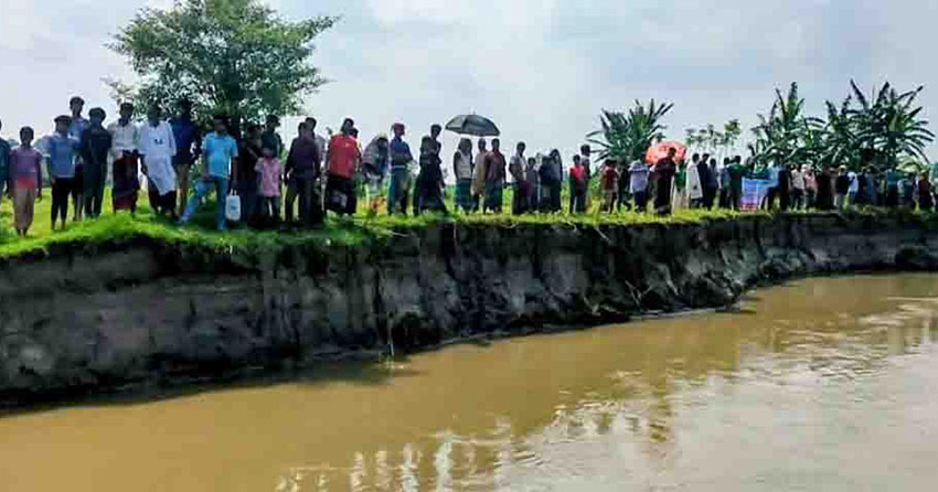 দুধকুমার নদের ভাঙন রোধে বাঁধ নির্মাণের দাবিতে এলাকাবাসীর মানববন্ধন