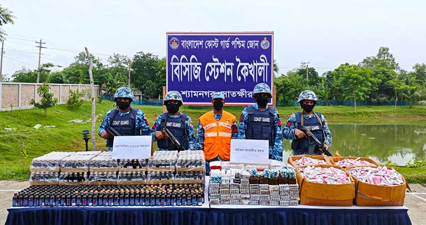 শ্যামনগরে ৩৩ লাখ টাকার ফেন্সিডিল-ভারতীয় ওষুধ জব্দ