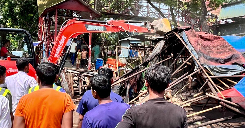 কুলাউড়ায় গুঁড়িয়ে দেওয়া হলো ১২টি অবৈধ দোকান