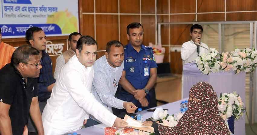 ময়মনসিংহে সড়ক দুর্ঘটনায় ক্ষতিগ্রস্ত পরিবারের মাঝে চেক বিতরণ