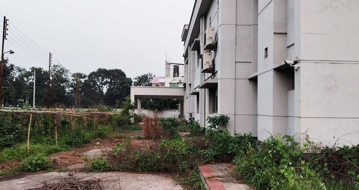 গাজীপুরে ১৮ কোটির হাসপাতাল: চিকিৎসার বদলে সাপ-শিয়ালের আস্তানা