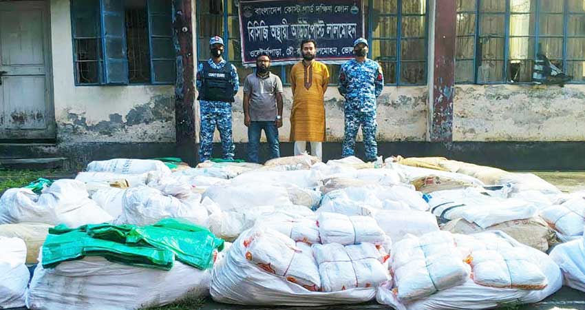 লালমোহনে ৩.৬০ লাখ টাকার পলিথিন জব্দ, মালিককে জরিমানা