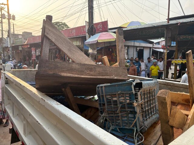 মুন্সীগঞ্জের মিরকাদিম পৌরসভায় অবৈধ স্থাপনা উচ্ছেদ