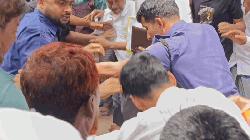 আদালতপাড়ায় হত্যা মামলার আসামীকে গণধোলাই 