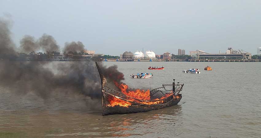 কর্ণফুলীতে মাছ ধরার ট্রলারে আগুন, দগ্ধ ৬