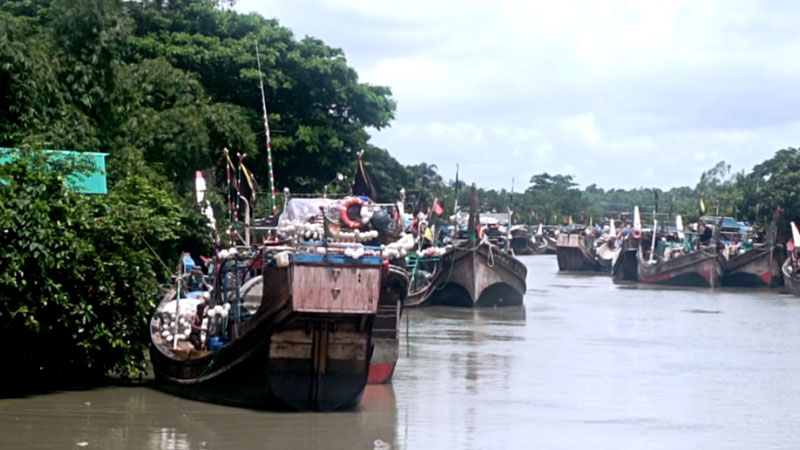 উত্তাল সাগর, নিরাপদে ফিরছেন সমুদ্রগামী জেলেরা