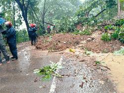 কাপ্তাইয়ে অতিবর্ষণে পাহাড় ধস, যান চলাচল বন্ধ