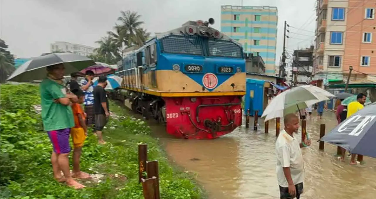 কক্সবাজার রুটে ট্রেন চলাচল বন্ধ, যাত্রীদের টাকা ফেরত দিচ্ছে রেল