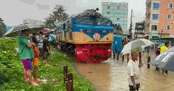 কক্সবাজার রুটে ট্রেন চলাচল বন্ধ, যাত্রীদের টাকা ফেরত দিচ্ছে রেল