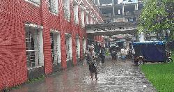 সামান্য বৃষ্টিতেই তলিয়ে যায় চরফ্যাশনের আদালত চত্বর, স্থায়ী ড্রেনেজ ব্যবস্থার দাবি