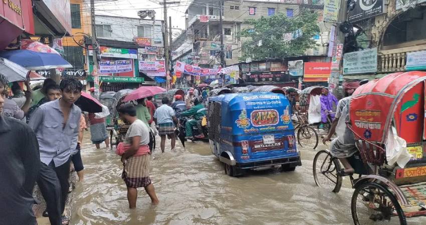 চট্টগ্রামে ১২ ঘণ্টায় ১২৯ মিলিমিটার বৃষ্টি, সড়কে হাঁটুপানি ও তীব্র দুর্ভোগ