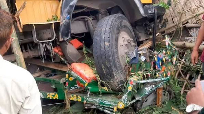 নীলফামারীতে ট্রাকের ধাক্কায় ভ্যানের চালকসহ নিহত ৪