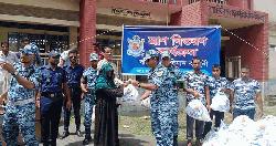 কমলগঞ্জে বন্যার্তদের মাঝে বিমান বাহিনীর ত্রাণ বিতরণ