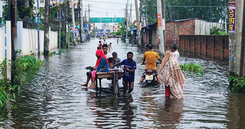 পানিতে ভাসছে জামালপুর শহর, চরম দুর্ভোগে নগরবাসী