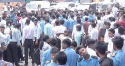 উত্তরায় শিক্ষার্থীদের সড়ক অবরোধ, যান চলাচল বন্ধ