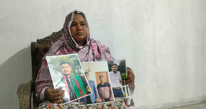 শহীদ ওয়াসিমের ছবি হাতে নিয়ে বসে আছেন তাঁর মা।