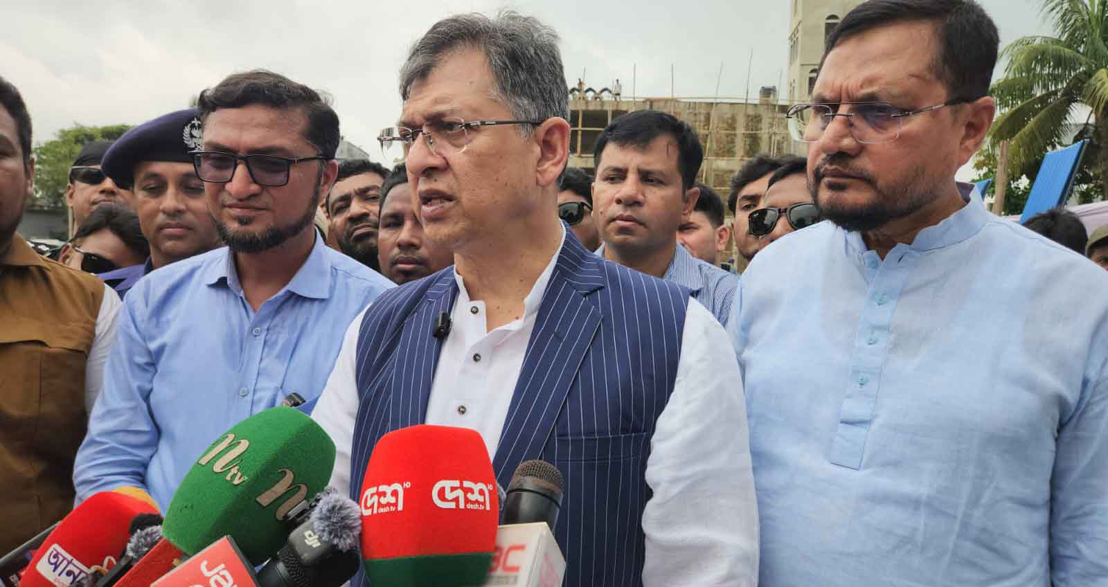 বন্যা-জলোচ্ছ্বাস প্রতিরোধে টেকসই বাঁধ নির্মাণের পরিকল্পনা নিয়েছে সরকার: স্বরাষ্ট্রমন্ত্রী