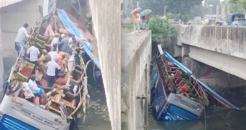 মানিকগঞ্জে নিয়ন্ত্রণ হারিয়ে যাত্রীবাহী বাস খাদে; নিহত ১, আহত অন্তত ১০