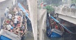 মানিকগঞ্জে নিয়ন্ত্রণ হারিয়ে যাত্রীবাহী বাস খাদে; নিহত ১, আহত অন্তত ১০