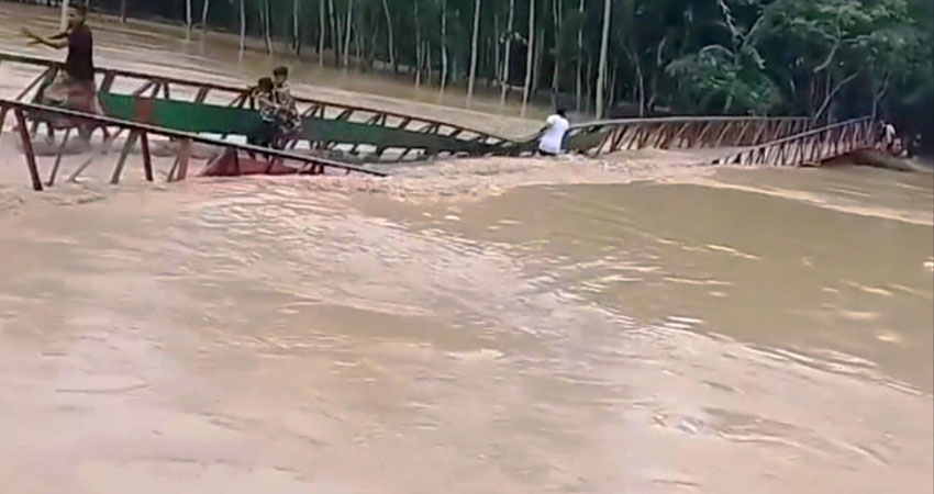 পাহাড়ি ঢলে শিশুসহ চার আরোহী নিয়ে ভেসে গেল ব্রিজ
