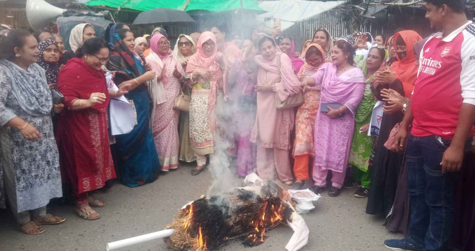 এমপি গাজী নজরুলের নারী কেলেঙ্কারির প্রতিবাদে যশোরে কুশপুত্তলিকা দাহ