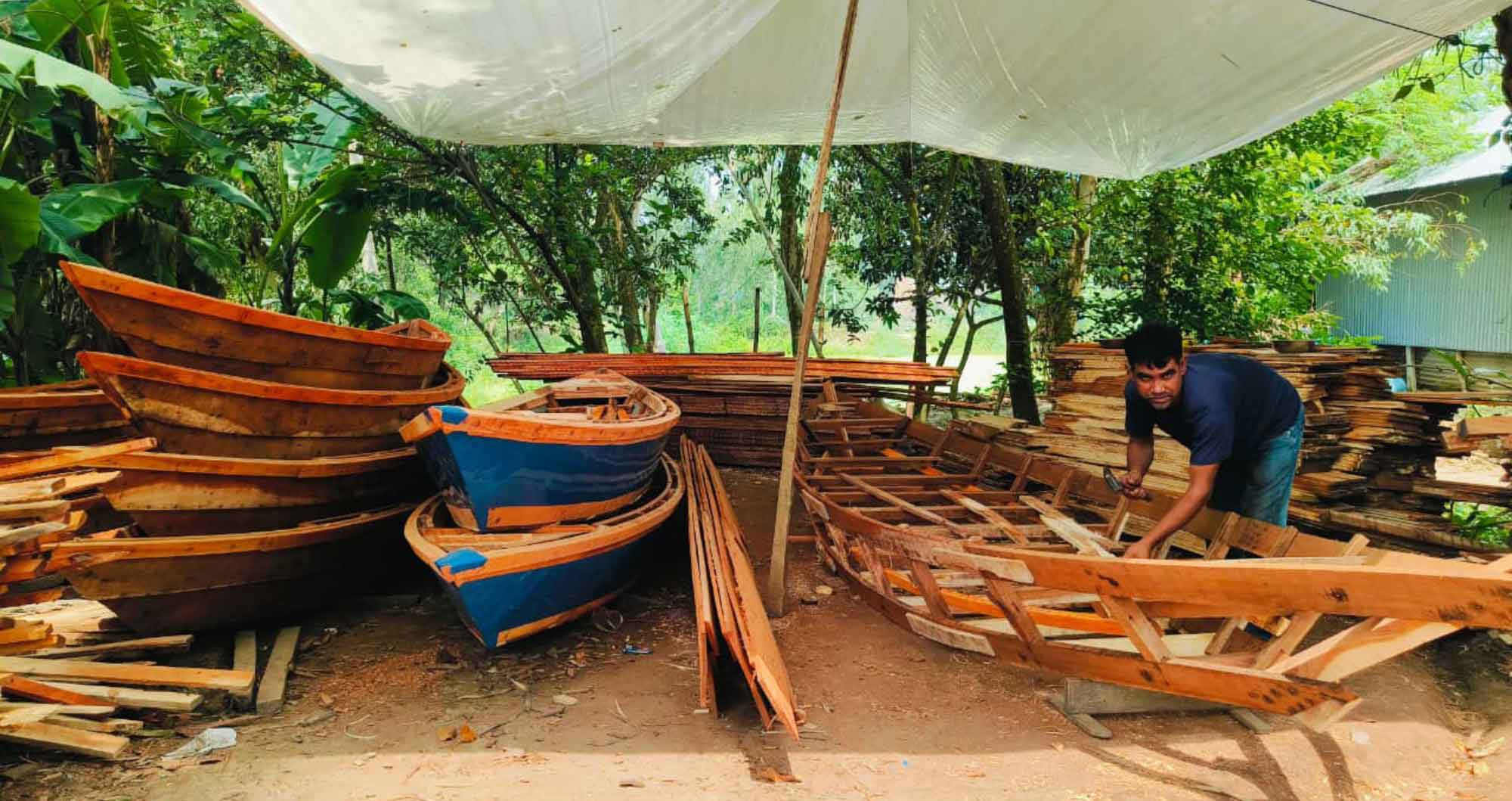 বর্ষার জলে চলনবিলে বাড়ছে ডিঙি নৌকার কদর