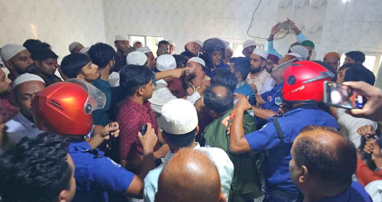 পাবনায় নামাজ পড়ানোকে কেন্দ্র করে বিএনপি-জামায়াত কর্মীদের হাতাহাতি