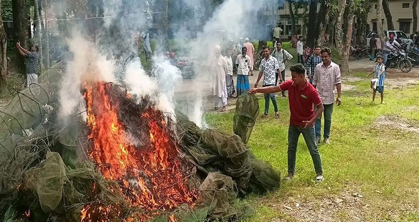 রাজারহাটে অবৈধ জাল জব্দ, আগুনে পুড়িয়ে ধ্বংস