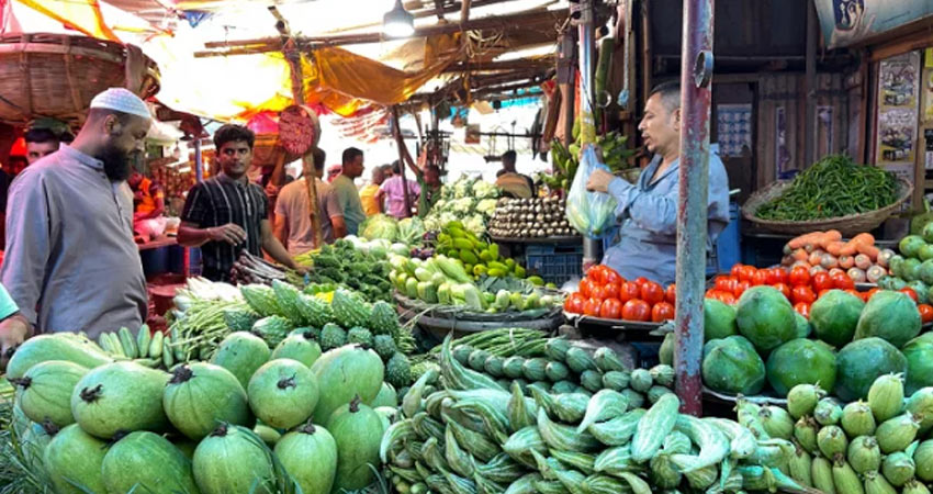 শ্রাবণের বৃষ্টিতে উত্তপ্ত রাজধানীর কাঁচাবাজার