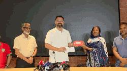 নতুন কুঁড়ির চ্যাম্পিয়ন স্মৃতি কিসকুর মায়ের চাকরির ঘোষণা, আর্থিক সহায়তাও দিলেন প্রতিমন্ত্রী আমিনুল হক