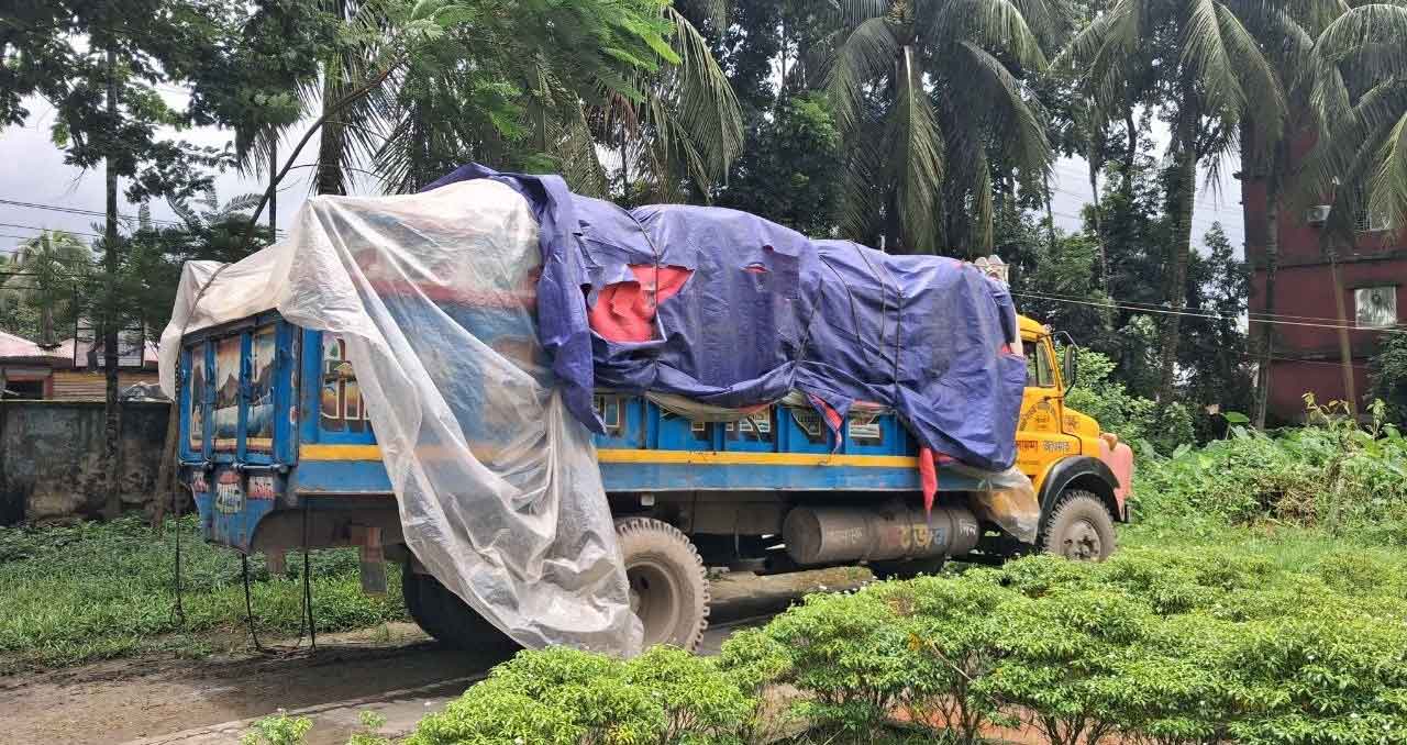চরফ্যাশনে নদীপথে সার পাচারের চেষ্টা, আটক ৪