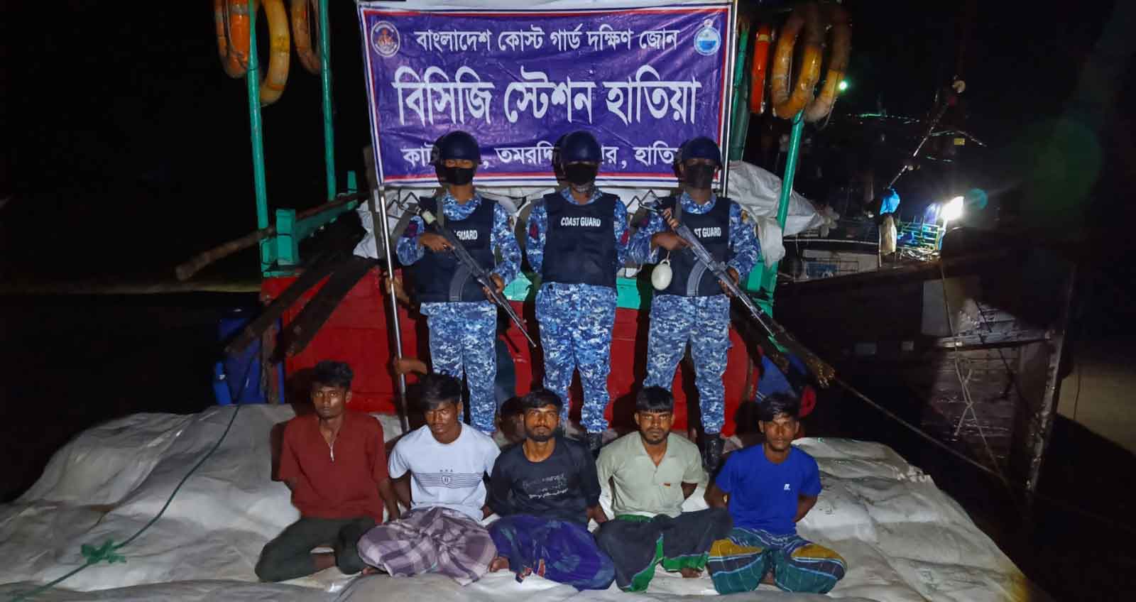 মায়ানমারে পাচারের সময় বিপুল পরিমাণ সারসহ আটক ৫