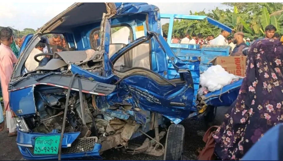 নেত্রকোনায় পিকআপ-ট্রাকের মুখোমুখি সংঘর্ষে নিহত ৪
