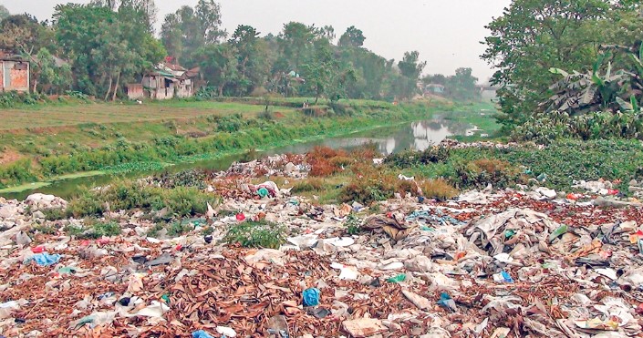করতোয়া নদী যেন ময়লার ভাগাড় !