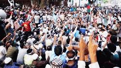 দাবি আদায়ে শহীদ মিনারে অবস্থান কর্মসূচিতে শিক্ষক-কর্মচারীরা