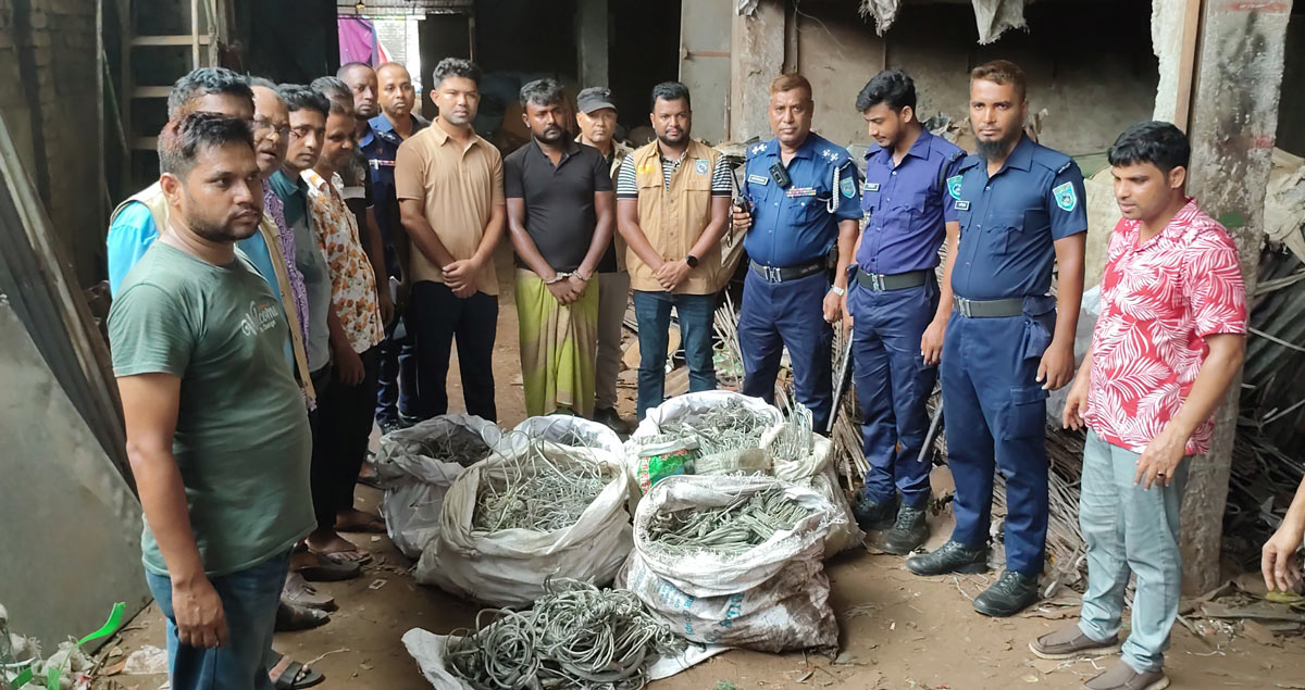 পার্বতীপুরে বিপুল পরিমাণ চোরাই তারসহ মোটরসাইকেল উদ্ধার