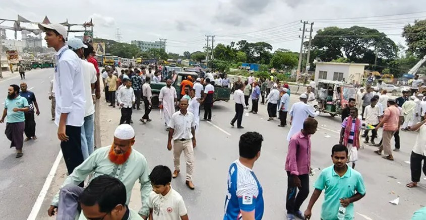 আশুগঞ্জ সার কারখানা দ্রুত চালুর দাবিতে মহাসড়কে বিক্ষোভ