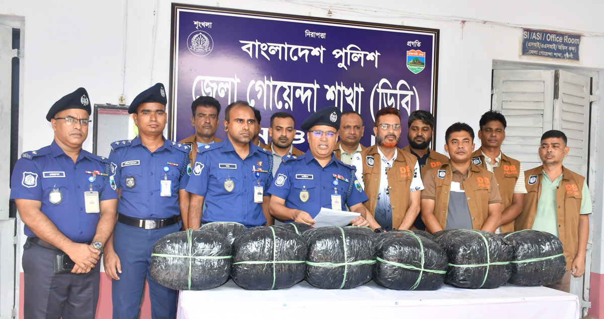 নওগাঁয় বিপুল পরিমাণ গাঁজাসহ শীর্ষ মাদক ডিলার গ্রেপ্তার
