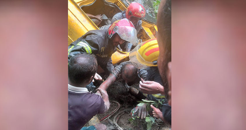 দুর্ঘটনায় ট্রাকে আটকা চালক, ৯৯৯ নম্বরে ফোনে উদ্ধার