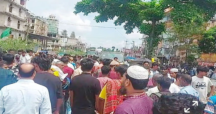 রাউজানে ট্রাকচাপায় সাবেক ইউপি সদস্য নিহত,রাস্তা অবরোধ 