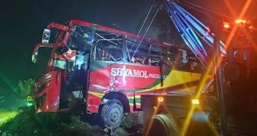 ফেনীতে বাস উল্টে নিহত ১, আহত ১০