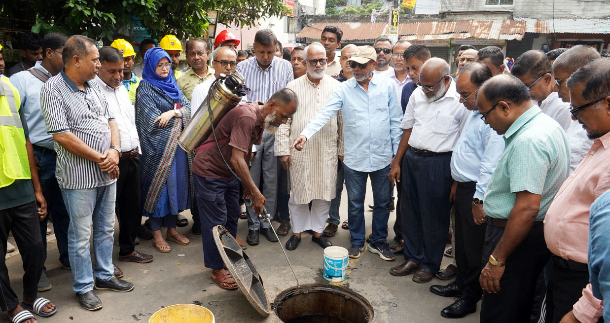 এডিসের বংশবিস্তার রোধে কেসিসি প্রশাসক-ওয়াসা চেয়ারম্যানের যৌথ পরিদর্শন