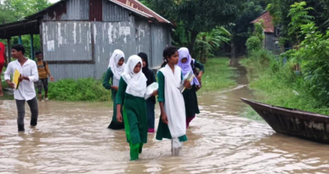 স্কুলেও পানি, বাড়িতেও পানি—লেখাপড়া করব কী করে?