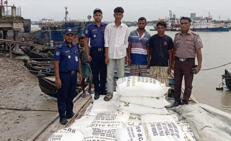 মিয়ানমারে পাচারের সময় ৪০০ বস্তা ইউরিয়া সারসহ ৩ জন আটক
