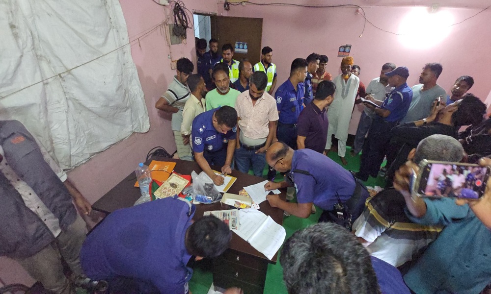 নারায়ণগঞ্জে এসপির নেতৃত্বে জুয়ার আস্তানায় অভিযান, আটক ২৮