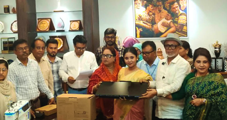 নারায়ণগঞ্জে ৯৭ নারী পেলেন কম্পিউটার, সেলাই মেশিন ও ফুড কার্ট