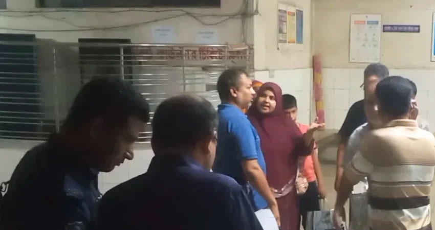 চাঁপাইনবাবগঞ্জে গরুবোঝাই ভটভটি উল্টে বাবা-ছেলেসহ নিহত ৩, আহত ৮
